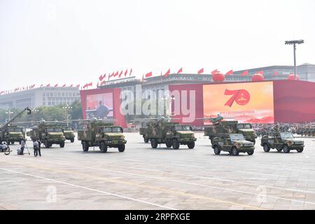 191001 -- BEIJING, 1 octobre 2019 -- les phalanxes UAV des véhicules aériens sans pilote de la Chine participent à un défilé militaire lors des célébrations marquant le 70e anniversaire de la fondation de la République populaire de Chine RPC sur la place Tian anmen à Beijing, capitale de la Chine, le 1 octobre 2019. PRC70YearsCHINA-BEIJING-FÊTE NATIONALE CN LixGa PUBLICATIONxNOTxINxCHN Banque D'Images