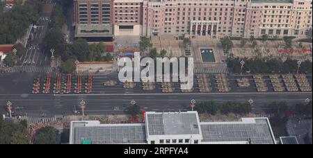 191001 -- BEIJING, 1 octobre 2019 -- une photo aérienne prise le 1 octobre 2019 montre la formation des drapeaux militaires et les phalanxes de chars lors d'un défilé militaire célébrant le 70e anniversaire de fondation de la République populaire de Chine RPC à Beijing, capitale de la Chine. Han Mingkun PRC70YearsCHINA-BEIJING-FÊTE NATIONALE CN XuxJinquan PUBLICATIONxNOTxINxCHN Banque D'Images