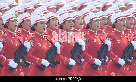 191001 -- BEIJING, le 1 octobre 2019 -- Une formation de miliciens féminins prend part à un défilé militaire marquant le 70e anniversaire de la fondation de la République populaire de Chine RPC à Beijing, capitale de la Chine, le 1 octobre 2019. PRC70YearsCHINA-BEIJING-FÊTE NATIONALE CN LiuxDawei PUBLICATIONxNOTxINxCHN Banque D'Images