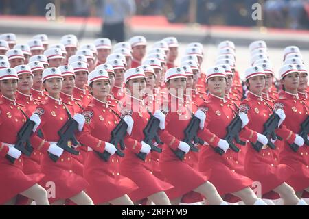 191001 -- BEIJING, le 1 octobre 2019 -- Une formation de miliciens féminins participe à un défilé militaire célébrant le 70e anniversaire de la fondation de la République populaire de Chine RPC à Beijing, capitale de la Chine, le 1 octobre 2019. PRC70YearsCHINA-BEIJING-FÊTE NATIONALE CN LiuxDawei PUBLICATIONxNOTxINxCHN Banque D'Images
