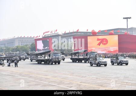 191001 -- BEIJING, le 1 octobre 2019 -- les phalanxes UAV, un véhicule aérien sans pilote chinois, participent à un défilé militaire lors des célébrations marquant le 70e anniversaire de la fondation de la République populaire de Chine RPC à Beijing, capitale de la Chine, le 1 octobre 2019. PRC70YearsCHINA-BEIJING-FÊTE NATIONALE CN LixGa PUBLICATIONxNOTxINxCHN Banque D'Images