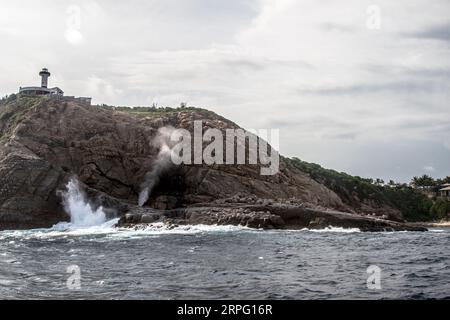 Tourisme à la plage de la Bufadora à Huatulco, Oaxaca, Mexique. Banque D'Images