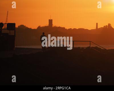 Sheerness, Kent, Royaume-Uni. 4 septembre 2023. UK Météo : coucher de soleil à Sheerness, Kent à la fin d'une chaude journée. Crédit : James Bell/Alamy Live News Banque D'Images