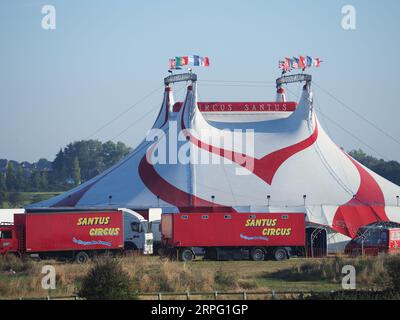 Sheerness, Kent, Royaume-Uni. 4 septembre 2023. UK Météo : coucher de soleil à Sheerness, Kent à la fin d'une chaude journée. Crédit : James Bell/Alamy Live News Banque D'Images