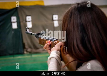 Cible pour les exercices de tir à la carabine à air qui se tient dans la  main Photo Stock - Alamy