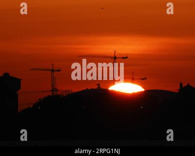 Sheerness, Kent, Royaume-Uni. 4 septembre 2023. UK Météo : coucher de soleil à Sheerness, Kent à la fin d'une chaude journée. Crédit : James Bell/Alamy Live News Banque D'Images