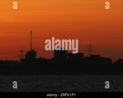 Sheerness, Kent, Royaume-Uni. 4 septembre 2023. UK Météo : coucher de soleil à Sheerness, Kent à la fin d'une chaude journée. Crédit : James Bell/Alamy Live News Banque D'Images