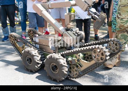 Détection de bombes incendiaires et désamorçage d'un robot militaire lors d'une démonstration (explosive Ordnance Disposal) Banque D'Images