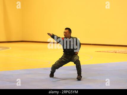 191003 -- GOVERNORATE DE FARWANIYA KOWEÏT, 3 octobre 2019 -- Un membre du groupe de formation de la Force de police armée populaire chinoise CAPF exécute du Kung Fu chinois lors d'une cérémonie de remise des diplômes de la formation militaire pour la Garde nationale du Koweït KNG dans un camp militaire du gouvernorat de Farwaniya, Koweït, le 3 octobre 2019. Au cours du mois dernier, sept officiers de la Force de police armée du peuple chinois, la CAPF, ont formé des soldats de la Garde nationale du Koweït au tir et aux tactiques de combat. POUR ALLER AVEC Feature : le chinois Kung Fu ouvre un nouveau chapitre pour les échanges militaires Chine-Koweït Koweït GOUVERNORAT-FARWANIYA-CHINE-CAPF-KNG-MILITA Banque D'Images