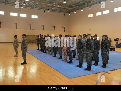 191003 -- GOVERNORATE DE FARWANIYA KOWEÏT, 3 octobre 2019 -- des soldats du KNG de la Garde nationale du Koweït et des membres du groupe de formation de la Force de police armée populaire chinoise CAPF assistent à une cérémonie de remise des diplômes de la formation militaire du KNG dans un camp militaire du gouvernorat de Farwaniya, au Koweït, le 3 octobre 2019. Au cours du mois dernier, sept officiers de la Force de police armée du peuple chinois, la CAPF, ont formé des soldats de la Garde nationale du Koweït au tir et aux tactiques de combat. POUR ALLER AVEC Feature : chinois Kung Fu ouvre un nouveau chapitre pour les échanges militaires Chine-Koweït Koweït-GOUVERNORAT DE FARWANIYA-CHINE-CAPF-KNG-MILITAR Banque D'Images