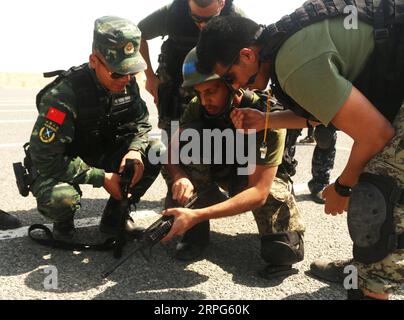 191003 -- GOVERNORATE DE FARWANIYA KOWEÏT, 3 octobre 2019 Xinhua -- Un membre du groupe de formation de la Force de police armée populaire chinoise CAPF enseigne aux soldats de la Garde nationale du Koweït des techniques de tir dans un camp militaire du gouvernorat de Farwaniya, au Koweït, le 25 septembre 2019. Au cours du mois dernier, sept officiers de la Force de police armée du peuple chinois, la CAPF, ont formé des soldats de la Garde nationale du Koweït au tir et aux tactiques de combat. Photo de Niu Yuxi/Xinhua TO GO WITH Feature : le chinois Kung Fu ouvre un nouveau chapitre pour les échanges militaires Chine-Koweït GOUVERNORAT DE KOWEÏT-FARWANIYA-CHINE-CAPF-KNG-ÉCHANGES MILITAIRES PUBL Banque D'Images