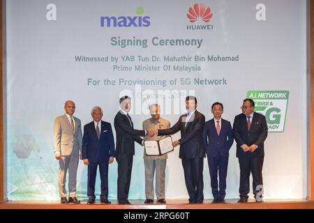 191003 -- KUALA LUMPUR, 3 octobre 2019 Xinhua -- le Premier ministre malaisien Mahathir Mohamad C, Yuan Ming 3rd R, à la tête de Huawei Malaisie, et Gokhan Ogut 3rd L, directeur général de Maxis, une société de communications convergentes et de services numériques de premier plan en Malaisie, assistent à une cérémonie de signature à Putrajaya, Malaisie, le 3 octobre 2019. L entrée en Malaisie du géant chinois de la technologie Huawei contribuera à stimuler l adoption de la technologie 5G par la Malaisie avec la signature d un accord de provisionnement jeudi. Photo de Chong Voon Chung/Xinhua MALAYSIA-KUALA LUMPUR-HUAWEI-5G-AGREEMENT PUBLICATIONxNOTxINxCHN Banque D'Images
