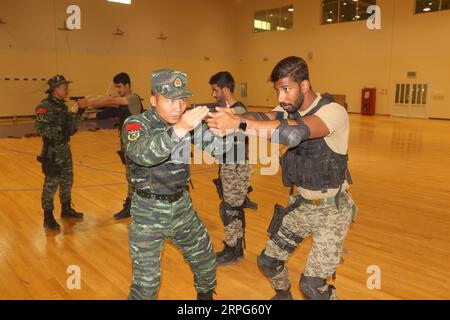 191003 -- GOVERNORATE DE FARWANIYA KOWEÏT, 3 octobre 2019 Xinhua -- des membres du groupe de formation de la Force de police armée populaire chinoise CAPF enseignent aux soldats de la Garde nationale du Koweït des tactiques de tir dans un camp militaire du gouvernorat de Farwaniya, Koweït, le 19 septembre 2019. Au cours du mois dernier, sept officiers de la Force de police armée du peuple chinois, la CAPF, ont formé des soldats de la Garde nationale du Koweït au tir et aux tactiques de combat. Photo de Niu Yuxi/Xinhua TO GO WITH Feature : le chinois Kung Fu ouvre un nouveau chapitre pour les échanges militaires Chine-Koweït GOUVERNORAT DE KOWEÏT-FARWANIYA-CHINE-CAPF-KNG-ÉCHANGES MILITAIRES PUBLICS Banque D'Images