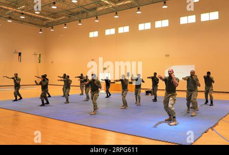 191003 -- GOVERNORATE DE FARWANIYA KOWEÏT, 3 octobre 2019 -- des soldats du KNG de la Garde nationale du Koweït pratiquent des arts martiaux lors d'une cérémonie de remise des diplômes de l'entraînement militaire pour le KNG dans un camp militaire du gouvernorat de Farwaniya, Koweït, le 3 octobre 2019. Au cours du mois dernier, sept officiers de la Force de police armée du peuple chinois, la CAPF, ont formé des soldats de la Garde nationale du Koweït au tir et aux tactiques de combat. POUR ALLER AVEC Feature : chinois Kung Fu ouvre un nouveau chapitre pour les échanges militaires Chine-Koweït GOUVERNORAT DE KOWEÏT-FARWANIYA-CHINE-CAPF-KNG-ÉCHANGES MILITAIRES NiexYunpeng PUBLICATIONxNOTxINxCHN Banque D'Images