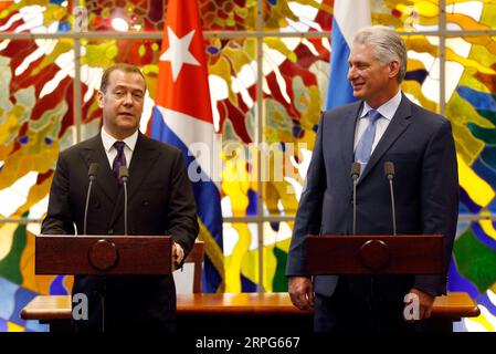 191004 -- LA HAVANE, le 4 octobre 2019 -- le président cubain Miguel Diaz-Canel R et le Premier ministre russe en visite Dmitri Medvedev rencontrent la presse après leurs entretiens à la Havane, Cuba, le 3 octobre 2019. La visite de Medvedev vise à renforcer les liens Cuba-Russie. Les deux pays devraient signer plusieurs accords bilatéraux et interinstitutionnels, ainsi que des contrats commerciaux. CUBA-LA HAVANE-RUSSIE-POURPARLERS ZhuxWanjun PUBLICATIONxNOTxINxCHN Banque D'Images