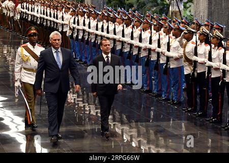 191004 -- LA HAVANE, le 4 octobre 2019 -- le président cubain Miguel Diaz-Canel et le Premier ministre russe en visite Dmitri Medvedev examinent la garde d'honneur à la Havane, Cuba, le 3 octobre 2019. La visite de Medvedev vise à renforcer les liens Cuba-Russie. Les deux pays devraient signer plusieurs accords bilatéraux et interinstitutionnels, ainsi que des contrats commerciaux. Photo de Joaquin Hernandez/Xinhua CUBA-HAVANA-RUSSIA-TALKS ZhuxWanjun PUBLICATIONxNOTxINxCHN Banque D'Images