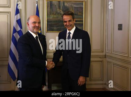 191004 -- ATHÈNES, le 4 octobre 2019 -- le Premier ministre grec Kyriakos Mitsotakis R rencontre Pierre Moscovici, commissaire européen chargé des affaires économiques et financières, de la fiscalité et des douanes, au bureau du Premier ministre à Athènes, en Grèce, le 4 octobre 2019. GRÈCE-ATHÈNES-PM-EU-MOSCOVICI-VISIT MARIOSXLOLOS PUBLICATIONXNOTXINXCHN Banque D'Images