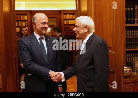 191004 -- ATHÈNES, le 4 octobre 2019 -- le président grec Prokopis Pavlopoulos R rencontre Pierre Moscovici, commissaire européen chargé des affaires économiques et financières, de la fiscalité et des douanes, à la résidence présidentielle à Athènes, en Grèce, le 3 octobre 2019. GRÈCE-ATHÈNES-PRÉSIDENT-UE-MOSCOVICI-VISITE MARIOSXLOLOS PUBLICATIONXNOTXINXCHN Banque D'Images