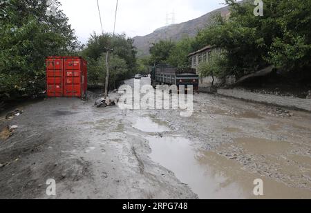 191005 -- BAGHLAN, 5 octobre 2019 -- une photo prise le 4 octobre 2019 montre des véhicules circulant sur une route battue au col de Salang dans la province de Baghlan, en Afghanistan. POUR ALLER AVEC : le tunnel vital du col de Salang en Afghanistan a un besoin urgent de restauration photo par /Xinhua AFGHANISTAN-BAGHLAN-SALANG PASS Sahel PUBLICATIONxNOTxINxCHN Banque D'Images