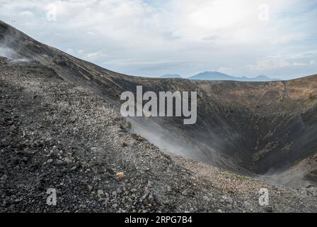 Le cratère du volcan Paricutin avec un peu de fumée. Banque D'Images