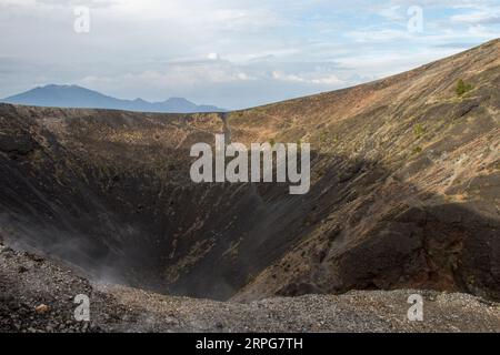 Le cratère du volcan Paricutin avec un peu de fumée. Banque D'Images