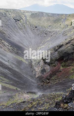 Le cratère du volcan Paricutin avec un peu de fumée. Banque D'Images