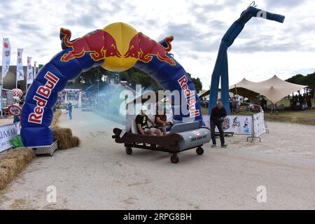 191007 -- POREC, le 7 octobre 2019 -- les concurrents conduisent un véhicule maison sans moteur lors de la Red Bull Soapbox Race à Porec, Croatie, le 6 octobre 2019. /Pixsell via Xinhua CROATIA-POREC-SOAPBOX RACE DuskoxMarusic PUBLICATIONxNOTxINxCHN Banque D'Images