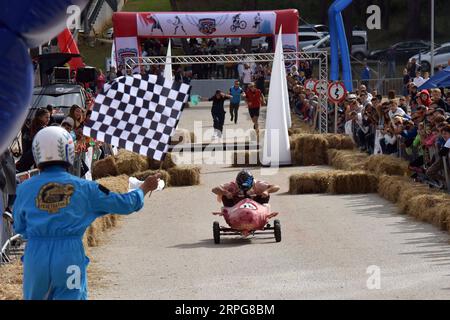 191007 -- POREC, le 7 octobre 2019 -- Un concurrent conduit un véhicule maison sans moteur lors de la Red Bull Soapbox Race à Porec, Croatie, le 6 octobre 2019. /Pixsell via Xinhua CROATIA-POREC-SOAPBOX RACE DuskoxMarusic PUBLICATIONxNOTxINxCHN Banque D'Images