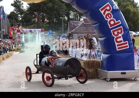 191007 -- POREC, le 7 octobre 2019 -- les concurrents conduisent un véhicule maison sans moteur lors de la Red Bull Soapbox Race à Porec, Croatie, le 6 octobre 2019. /Pixsell via Xinhua CROATIA-POREC-SOAPBOX RACE DuskoxMarusic PUBLICATIONxNOTxINxCHN Banque D'Images