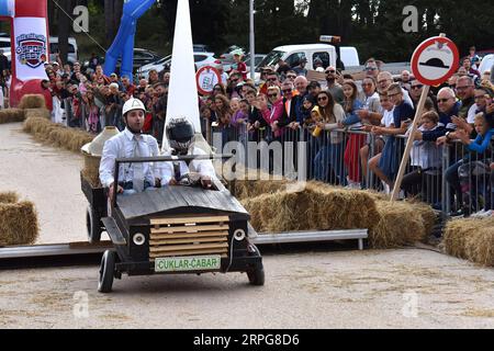 191007 -- POREC, le 7 octobre 2019 -- les concurrents conduisent un véhicule maison sans moteur lors de la Red Bull Soapbox Race à Porec, Croatie, le 6 octobre 2019. /Pixsell via Xinhua CROATIA-POREC-SOAPBOX RACE DuskoxMarusic PUBLICATIONxNOTxINxCHN Banque D'Images