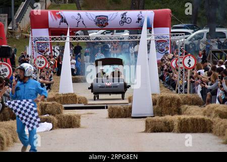 191007 -- POREC, le 7 octobre 2019 -- les concurrents conduisent un véhicule maison sans moteur lors de la Red Bull Soapbox Race à Porec, Croatie, le 6 octobre 2019. /Pixsell via Xinhua CROATIA-POREC-SOAPBOX RACE DuskoxMarusic PUBLICATIONxNOTxINxCHN Banque D'Images