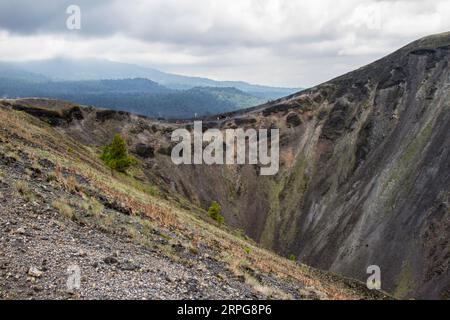 Le cratère du volcan Paricutin avec un peu de fumée. Banque D'Images