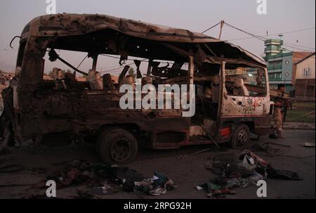 Bilder des Jahres 2019, News 10 Oktober News Themen der Woche KW41 191007 -- JALALABAD, 7 octobre 2019 -- une photo prise le 7 octobre 2019 montre un autobus endommagé sur le site d'une explosion à Jalalabad, capitale de la province de Nangarhar, Afghanistan. Dix civils ont été tués et 27 autres blessés lors de l'explosion d'un mini-bus des forces de sécurité à Jalalabad, la capitale provinciale de Nangarhar, dans l'est de l'Afghanistan, a déclaré lundi le porte-parole du gouvernement provincial, Attaullah Khogiani. Str/ AFGHANISTAN-NANGARHAR-BLAST Xinhua PUBLICATIONxNOTxINxCHN Banque D'Images