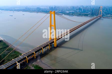 191008 -- WUHAN, 8 octobre 2019 -- une photo aérienne prise le 8 octobre 2019 montre le pont du fleuve Yangsigang Yangtze après ouverture au taffic à Wuhan, capitale de la province du Hubei en Chine centrale. Le pont suspendu à deux étages avec la plus longue travée du monde a été ouvert à la circulation à Wuhan le 8 octobre. Le pont routier à deux étages sur le fleuve Yangtze, avec une travée principale de 1 700 mètres de long, s'étend sur 4,13 km de longueur totale. Le pont supérieur du 10e pont du fleuve Yangtze a six voies avec une vitesse prévue de 80 km/h tandis que le pont inférieur a également six voies mais avec une vitesse prévue de 60 km/h. CHINA-HUBEI-W. Banque D'Images