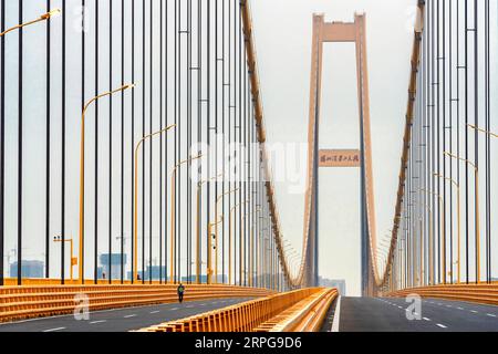 191008 -- WUHAN, 8 octobre 2019 -- la photo prise le 25 septembre 2019 montre le pont du fleuve Yangsigang Yangtze à Wuhan, capitale de la province du Hubei en Chine centrale. Le pont suspendu à deux étages avec la plus longue travée du monde a été ouvert à la circulation à Wuhan le 8 octobre. Le pont routier à deux étages sur le fleuve Yangtze, avec une travée principale de 1 700 mètres de long, s'étend sur 4,13 km de longueur totale. Le pont supérieur du 10e pont du fleuve Yangtze a six voies avec une vitesse prévue de 80 km/h tandis que le pont inférieur a également six voies mais avec une vitesse prévue de 60 km/h. CHINE-HUBEI-WUHAN-SUSPENSION À DOUBLE PONT B Banque D'Images