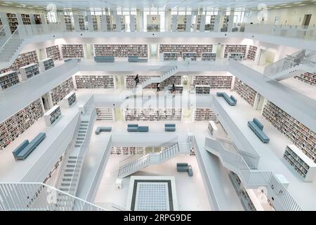 191008 -- STUTTGART, 8 octobre 2019 -- la photo prise le 8 octobre 2019 montre la vue intérieure de la Bibliothèque municipale de Stuttgart à Stuttgart, en Allemagne. Inaugurée en 2011, la Bibliothèque municipale de Stuttgart est devenue le nouveau centre culturel de la ville et une attraction touristique grâce à son design unique. ALLEMAGNE-STUTTGART-BIBLIOTHÈQUE MUNICIPALE ZhangxCheng PUBLICATIONxNOTxINxCHN Banque D'Images