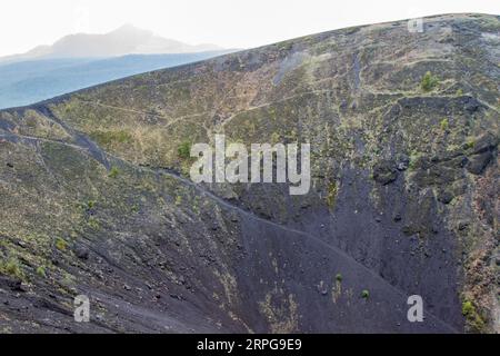 Le cratère du volcan Paricutin avec un peu de fumée. Banque D'Images