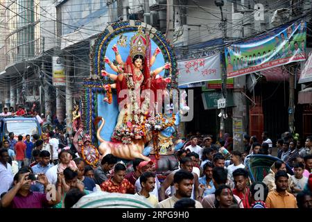 191008 -- DHAKA, le 8 octobre 2019 Xinhua -- des dévots hindous portent une idole de la déesse Durga sur une rivière à Dhaka, au Bangladesh, le 8 octobre 2019. Les arrangements de sécurité à travers le Bangladesh ont été renforcés pour les célébrations pacifiques du festival Durga Puja, le festival des hindous qui a pris fin le 8 octobre. Str/Xinhua BANGLADESH-DHAKA-HINDU-DURGA PUJA FESTIVAL PUBLICATIONxNOTxINxCHN Banque D'Images