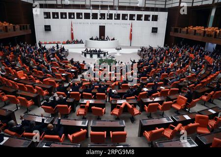 Actualités Themen der Woche KW41 191008 -- ANKARA, le 8 octobre 2019 -- les députés turcs votent pour une motion visant à étendre le pouvoir du gouvernement de lancer des opérations militaires transfrontalières en Irak et en Syrie, à Ankara, Turquie, le 8 octobre 2019. Mardi, le Parlement turc a prolongé pour un an de plus une motion demandant au gouvernement de lancer des opérations militaires transfrontalières en Irak et en Syrie. Photo de /Xinhua TURQUIE-ANKARA-MOUVEMENT-OPÉRATIONS TRANSFRONTALIÈRES MustafaxKaya PUBLICATIONxNOTxINxCHN Banque D'Images