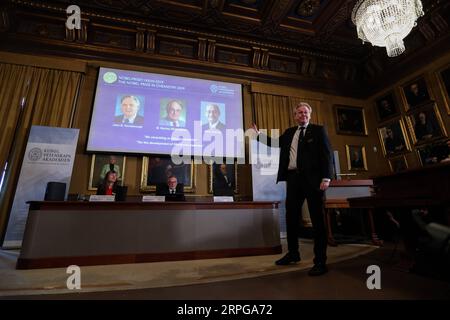 Bilder des Jahres 2019, News 10 Oktober News Themen der Woche KW41 News Bilder des Tages 191009 -- STOCKHOLM, 9 octobre 2019 -- Olof Ramstrom R, membre du Comité Nobel de chimie, prend la parole lors de l'annonce du prix Nobel de chimie 2019 à Stockholm, en Suède, le 9 octobre 2019. Le prix Nobel de chimie 2019 est décerné à trois scientifiques, a annoncé mercredi l'Académie royale des sciences de Suède. Le prix Nobel de chimie 2019 a été décerné à John B. Goodenough, M. Stanley Whittingham et Akira Yoshino pour le développement de batteries lithium-ion. SUÈDE-STOC Banque D'Images