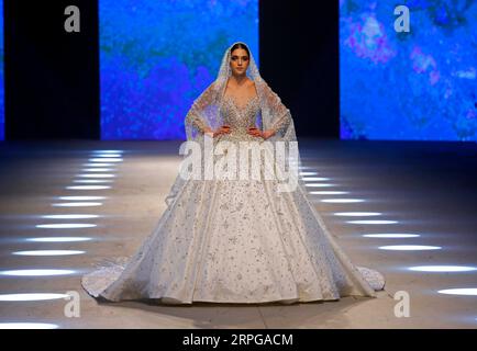 191009 -- BEYROUTH, 9 octobre 2019 Xinhua -- Un mannequin présente une création de la marque libanaise la bourgeoisie lors du défilé Designers & Brands à Beyrouth, Liban, le 9 octobre 2019. Photo de Bilal Jawich/Xinhua LIBAN-BEYROUTH-DÉFILÉ PUBLICATIONxNOTxINxCHN Banque D'Images