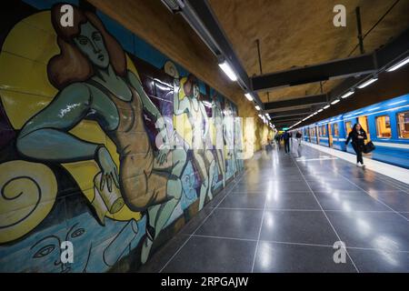 191010 -- STOCKHOLM, le 10 octobre 2019 -- des passagers marchent dans la station de métro Akalla à Stockholm, Suède, le 8 octobre 2019. Jusqu'à présent, le système de métro de Stockholm se compose d'une centaine de stations, chacune avec un art unique sur sa plate-forme, ses murs ou sa salle d'attente. Depuis 1957, les artistes ont été grandement impliqués dans la construction de nouvelles stations, et ils ont également ajouté de belles statues, des peintures murales et des installations aux anciennes stations. SUÈDE-STOCKHOLM-TRANSPORT-METRO-ART ZhengxHuansong PUBLICATIONxNOTxINxCHN Banque D'Images