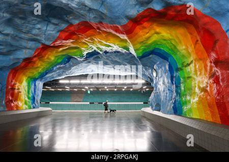 191010 -- STOCKHOLM, le 10 octobre 2019 -- Une passagère marche avec son chien dans la station de métro Stadion à Stockholm, Suède, le 8 octobre 2019. Jusqu'à présent, le système de métro de Stockholm se compose d'une centaine de stations, chacune avec un art unique sur sa plate-forme, ses murs ou sa salle d'attente. Depuis 1957, les artistes ont été grandement impliqués dans la construction de nouvelles stations, et ils ont également ajouté de belles statues, des peintures murales et des installations aux anciennes stations. SUÈDE-STOCKHOLM-TRANSPORT-METRO-ART ZhengxHuansong PUBLICATIONxNOTxINxCHN Banque D'Images