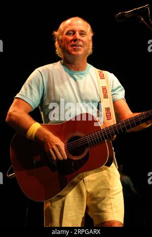 ARCHVE : 29 mai 2004 : Dallas, Texas, USA : Jimmy Buffett joue en concert au Texas Stadium avec George Strait et Alan Jackson. Obligatoire (image de crédit : © Kevin Ferguson/AdMedia via ZUMA Press Wire) USAGE ÉDITORIAL UNIQUEMENT! Non destiné à UN USAGE commercial ! Banque D'Images