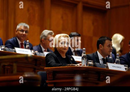 Bilder des Jahres 2019, News 10 Oktober News Themen der Woche KW41 News Bilder des Tages 191010 -- BUCAREST, 10 octobre 2019 Xinhua -- la première ministre roumaine Viorica Dancila front L assiste à un vote de défiance contre son gouvernement à Bucarest, capitale de la Roumanie, le 10 octobre 2019. Le gouvernement social-démocrate roumain s'est effondré jeudi, perdant une motion de censure initiée par le principal parti d'opposition, le Parti national libéral, et soutenue par presque tous les autres partis au Parlement. La motion de censure a recueilli 238 voix en faveur, cinq voix de plus que le minimum requis de 233 voix Banque D'Images