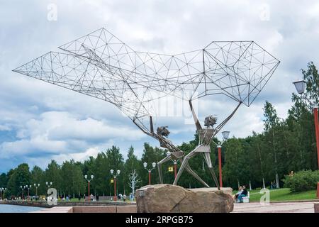 Petrozavodsk, Russie - 30 juillet 2023 : objet d'art moderne, sculpture pêcheurs par le sculpteur Rafael Consuegra Banque D'Images