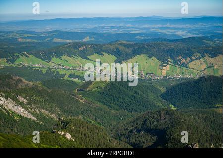 Une vue pittoresque sur le village slovaque de Ždiar niché dans une vallée sereine, entouré par les montagnes enchanteresses des Carpates Banque D'Images