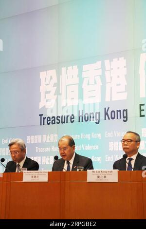 191011 -- HONG KONG, 11 octobre 2019 -- Matthew Cheung C , Secrétaire en chef de l administration de la région administrative spéciale de Hong Kong en Chine, répond à des questions lors d une conférence de presse avec le Secrétaire à l intérieur Lau Kong-wah R et le Secrétaire à la fonction publique Joshua Law à Hong Kong, dans le sud de la Chine, le 10 octobre 2019. POUR ALLER AVEC 1st LD Writethru : les fonctionnaires de la gov de HKSAR divulguent des faits, des chiffres sur la destruction par les émeutiers CHINE-HONG KONG-VIOLENCE-PRESSE CONFÉRENCE CN LuxYe PUBLICATIONxNOTxINxCHN Banque D'Images