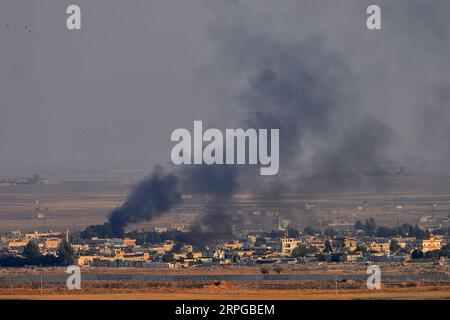 Bilder des Jahres 2019, News 10 Oktober News Themen der Woche KW41 191010 -- ANKARA, 10 octobre 2019 Xinhua -- une photo prise depuis la ville frontalière de Ceylanpinar, dans le sud de la Turquie, le 10 octobre 2019 montre de la fumée s'élevant de la ville de Ras al-Ain, dans le nord de la Syrie, lors d'une attaque lancée par l'armée turque. Les frappes aériennes et obusiers turcs ont touché 181 cibles dans le nord de la Syrie dans le cadre de l'opération Printemps de la paix, a déclaré jeudi le ministère turc de la Défense. Les troupes turques sont entrées à 7 km de profondeur dans la ville frontalière de Tal Abyad en Syrie, mais le mouvement est plus lent dans la ville de Ras al-Aïn en raison des tirs intenses fr Banque D'Images