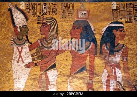 191010 -- LOUXOR EGYPTE, 10 octobre 2019 -- des peintures sont vues sur la tombe récemment rénovée du roi Toutankhamon dans la Vallée des rois à Louxor, Egypte, le 10 octobre 2019. ÉGYPTE-LOUXOR-ROI TOUTANKHAMON-TOMBE NOUVELLEMENT RÉNOVÉ AHMEDXGOMAA PUBLICATIONXNOTXINXCHN Banque D'Images